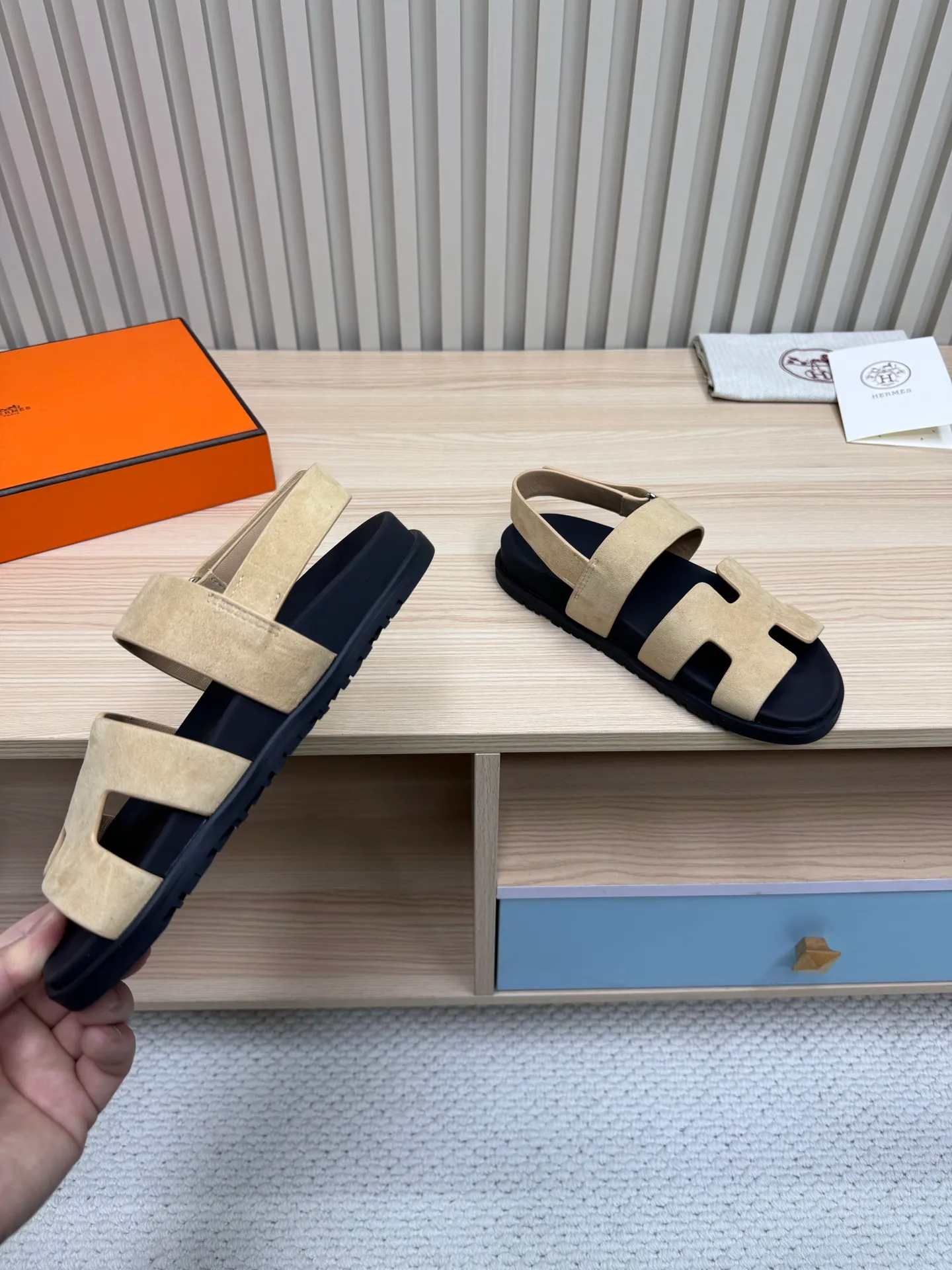 👟👟Ex-factory price 502👟👟Hermes🐎The extremely popular couple’s second uncle slippers/golden sandals and slippers, paired with various colorful socks, are so trendy!  ———————— Upper: imported cowhide/sheep leather/cloth/palmprint leather lining: imported cowhide/sheepskin outsole: Tpu non-slip and wear-resistant outsole Female size: 35-42 (40.41.42 non-returnable and non-exchangeable) Male code: 39-45 (45 non-returnable and non-exchangeable)